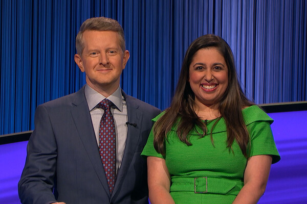 Juveria Zaheer stands next to host Ken Jennings on the Jeopardy! set