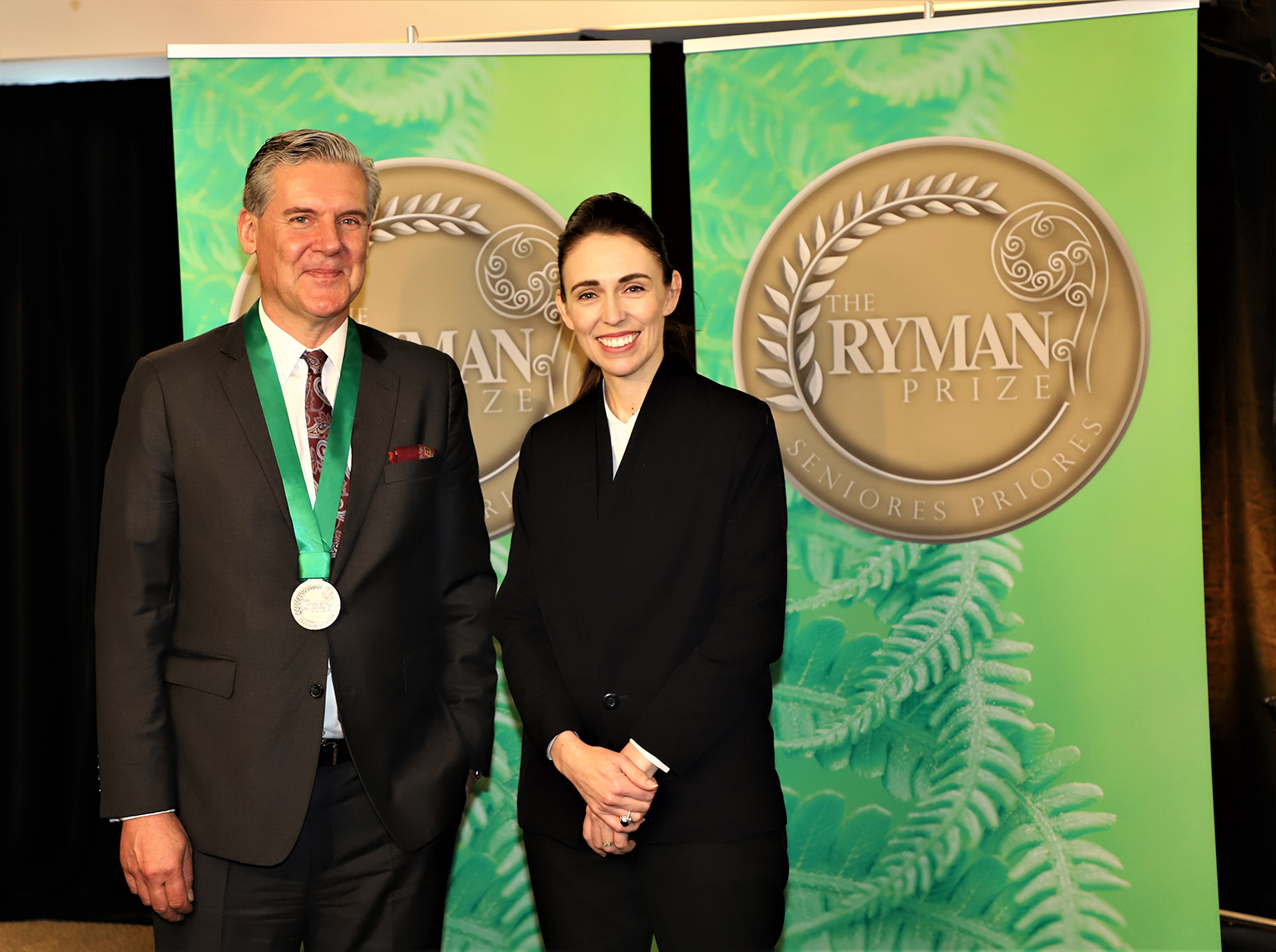Dr. Michael Fehlings with New Zealand Prime Minister Jacinda Ardern, receiving the Ryman Prize.